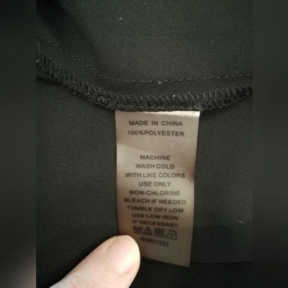 Medium black scoop neck long sleeve lightweight Vince Camuto top, button cuffs - Picture 7 of 9